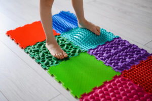 Czy wiesz, dlaczego bose stopy to klucz do rozwoju? Ścieżka sensoryczna w przedszkolu i w domu